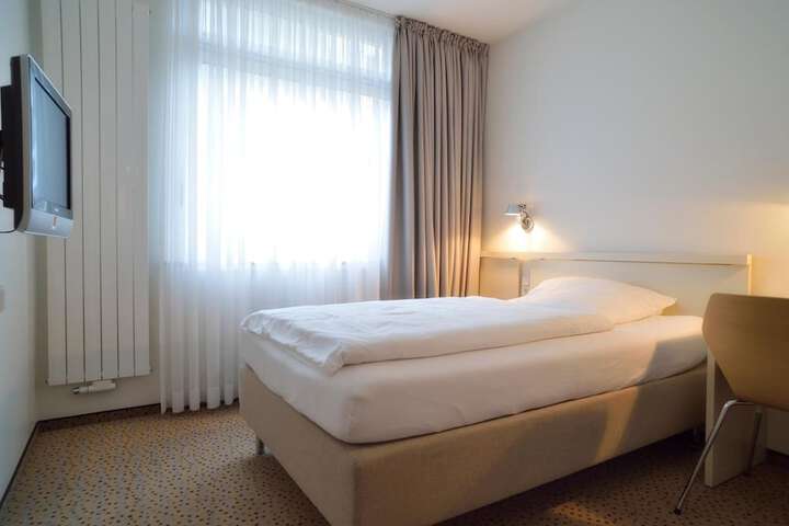 Room 6 of 27