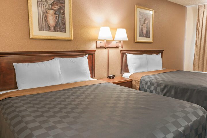 1 Queen Bed (17 of 22)