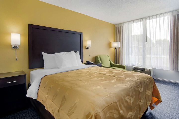 1 Queen Bed (8 of 9)