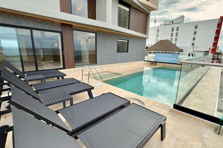 Exterior of Hotel Makkan Boca