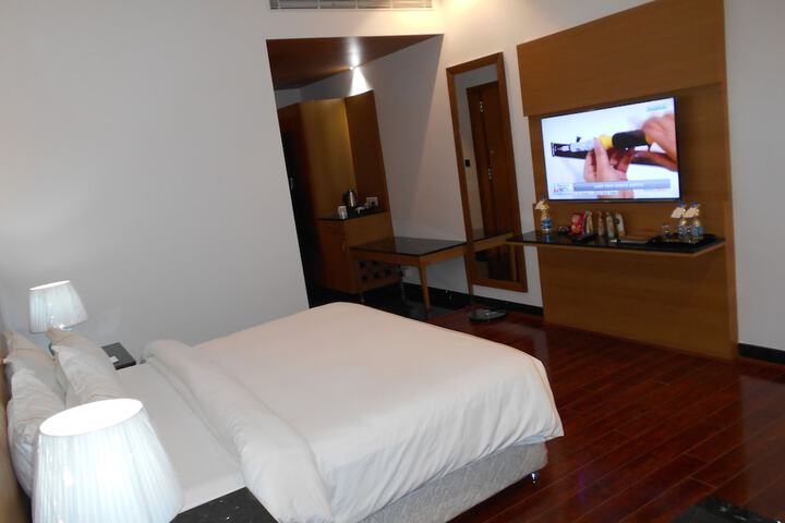 Room 13 of 33