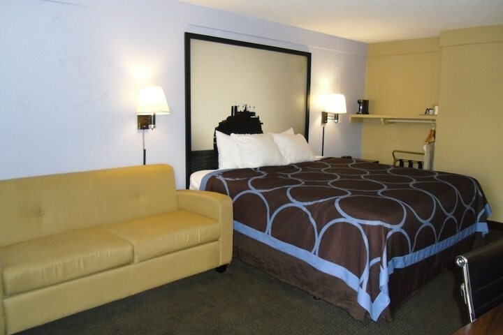 1 King Bed (2 of 14)