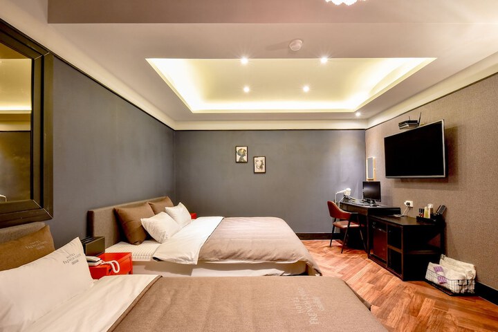Room 5 of 84