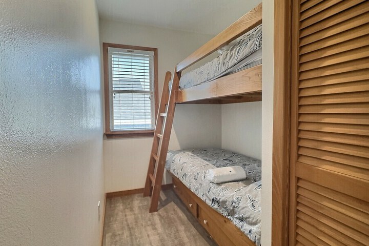 Room 25 of 77