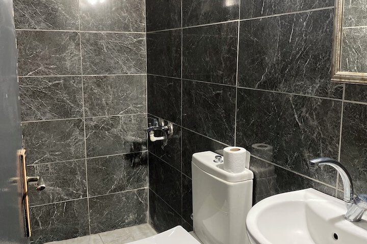 Room 6 of 12
