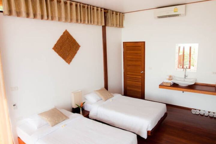 Room 3 of 75