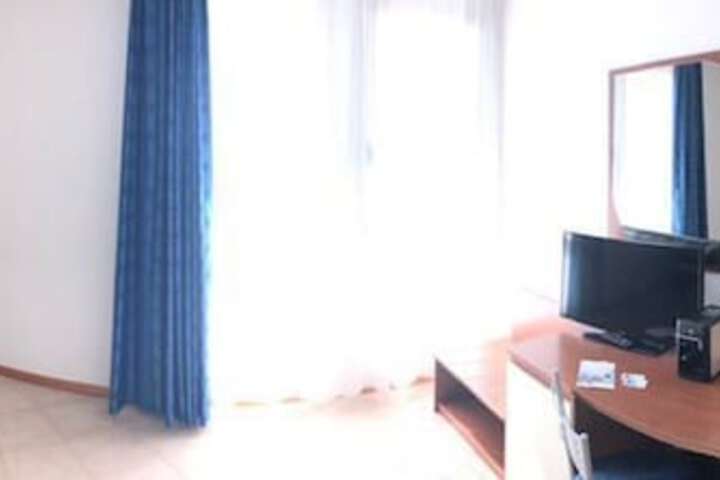 Room 9 of 18