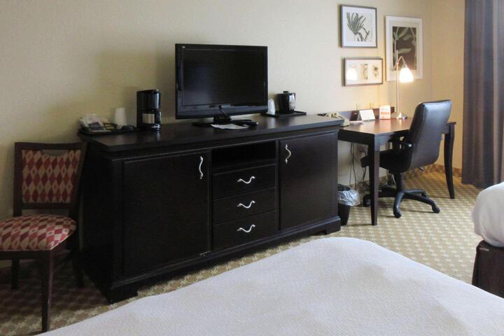 2 Queen Beds (7 of 10)