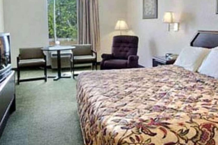 1 King Bed (3 of 3)