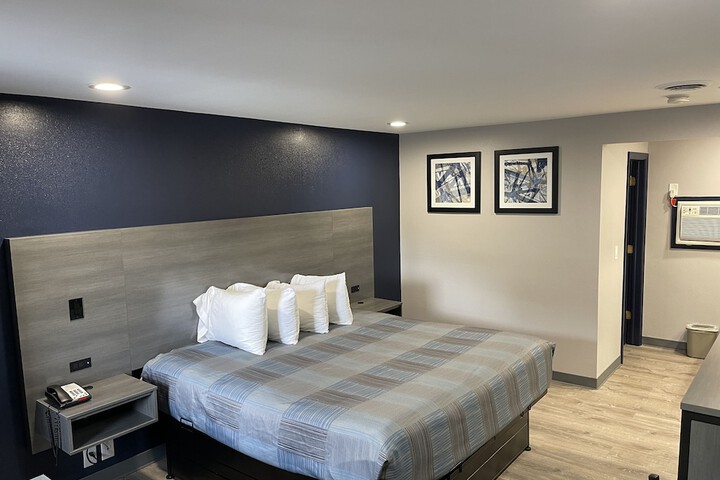 1 Queen Bed (5 of 14)