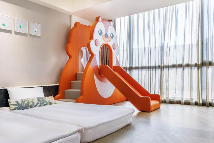 Room 18 of 104