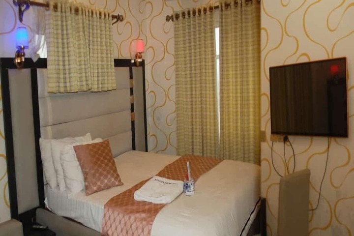 Room 12 of 20