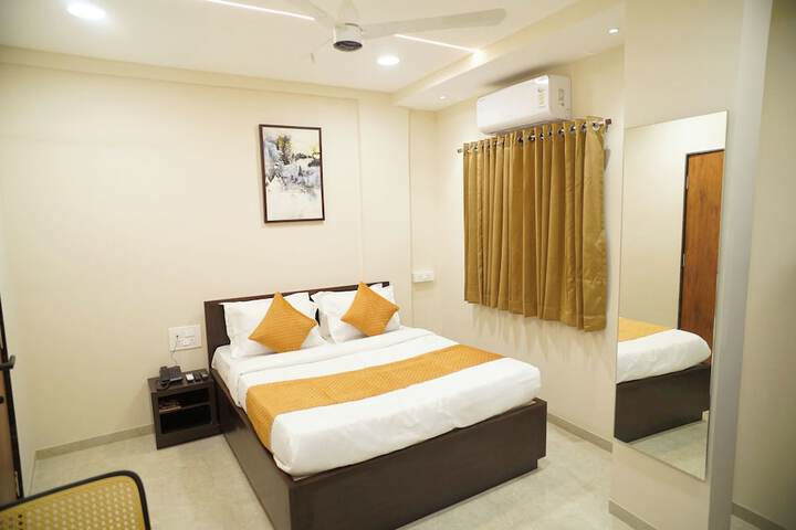 Room 10 of 32