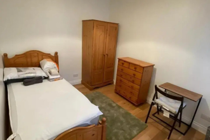 Room 6 of 9