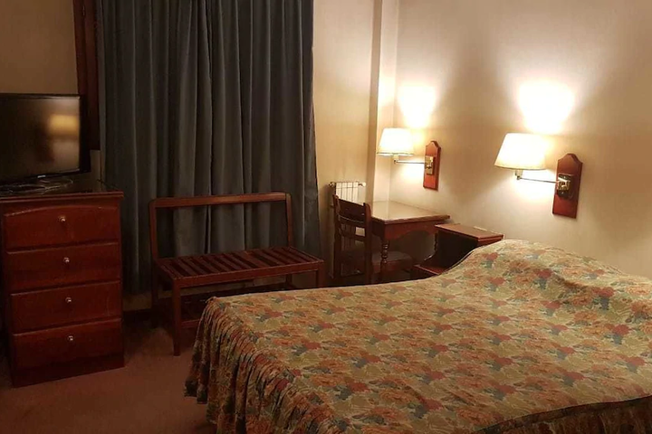 Room 6 of 8