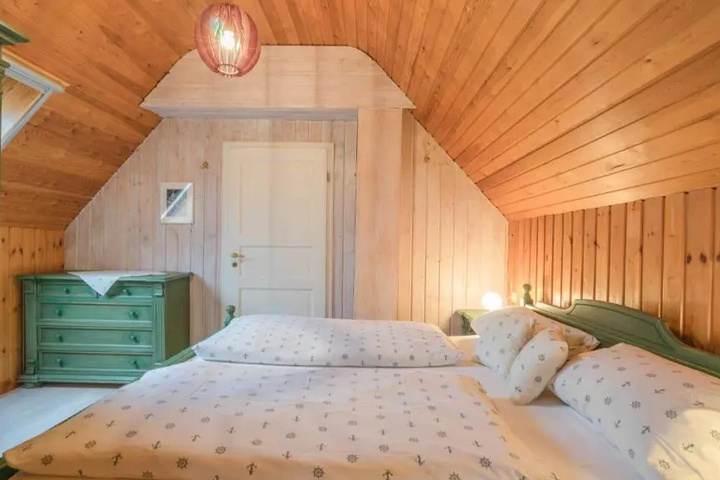 Room 6 of 8