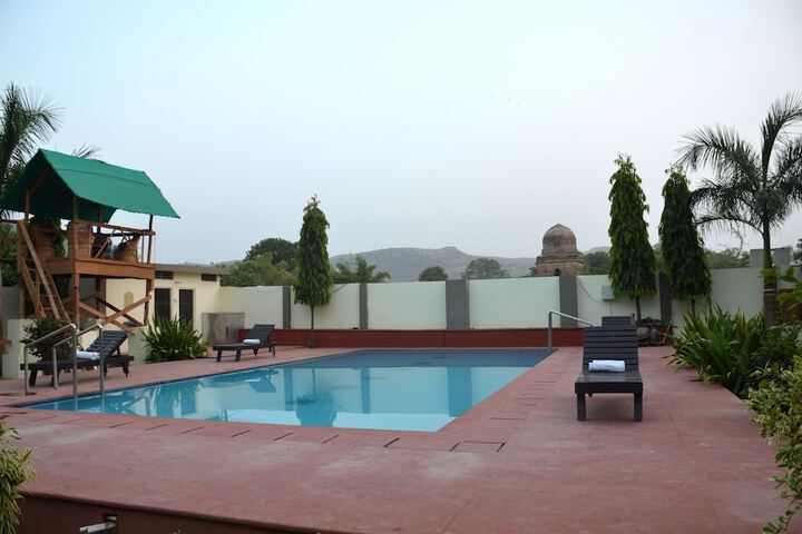 Pool 7 of 10
