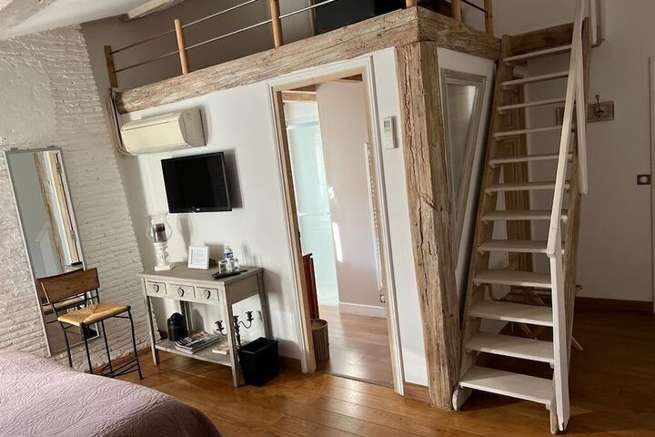 Room 27 of 49