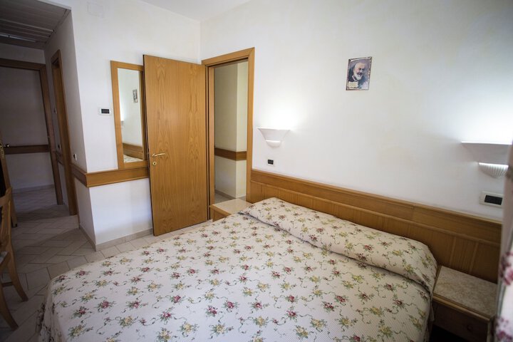 Room 4 of 28