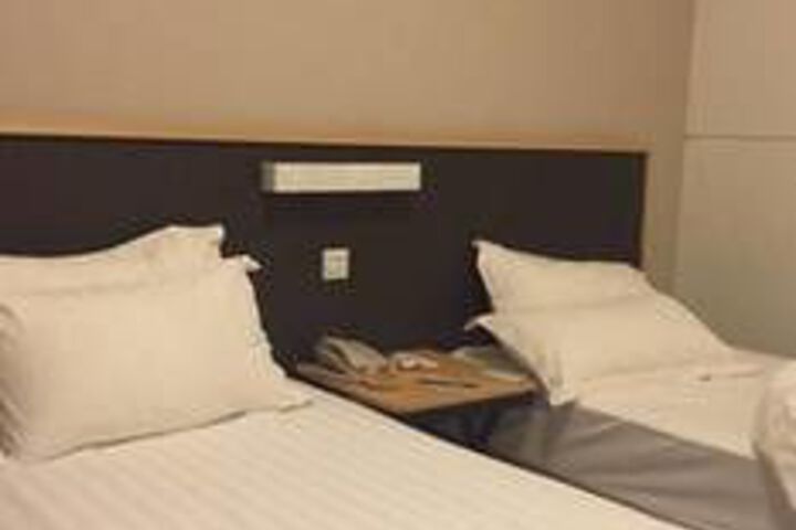 Room 13 of 31