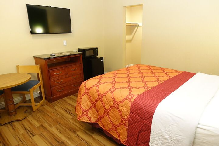 1 Queen Bed (37 of 41)