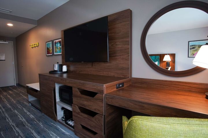 2 Queen Beds Mobility Hearing Accessible Tub (9 of 16)