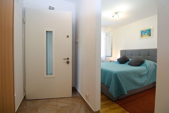 Room 4 of 15