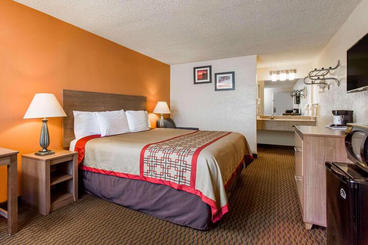 1 King Bed (8 of 10)
