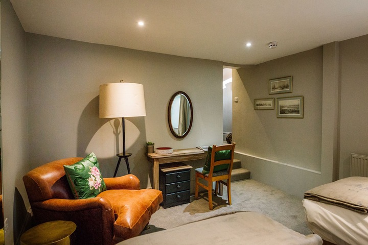 Room 10 of 28