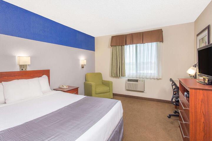 1 Queen Bed Mobility Accessible (11 of 11)