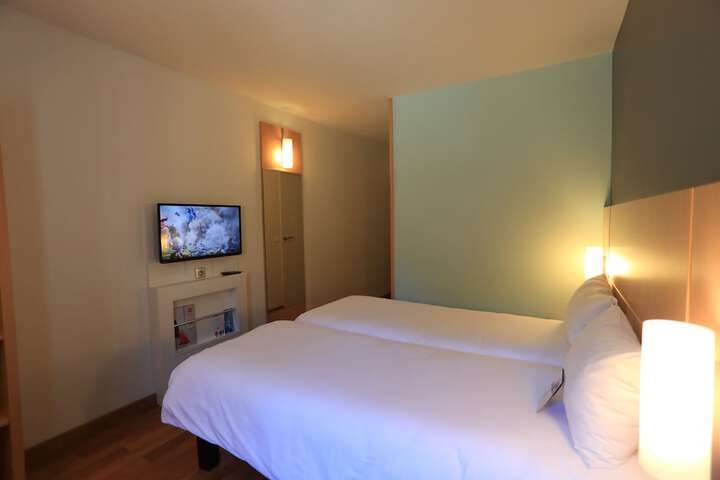 Room 6 of 50