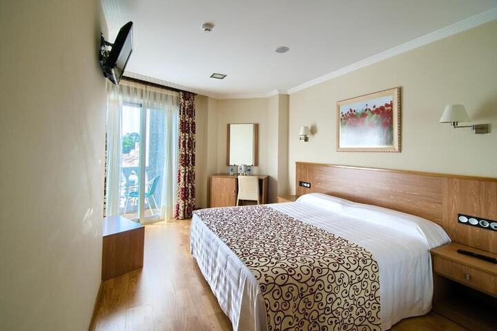 Room 4 of 33