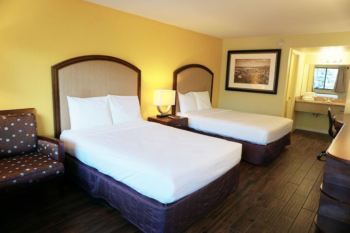 1 King Bed (4 of 6)