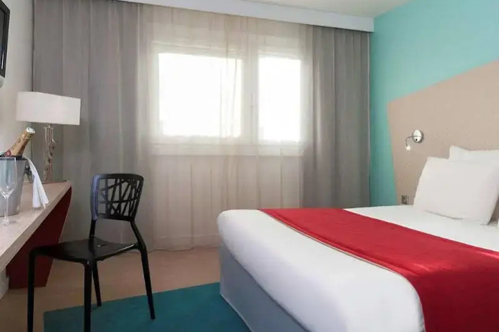 Room 2 of 10