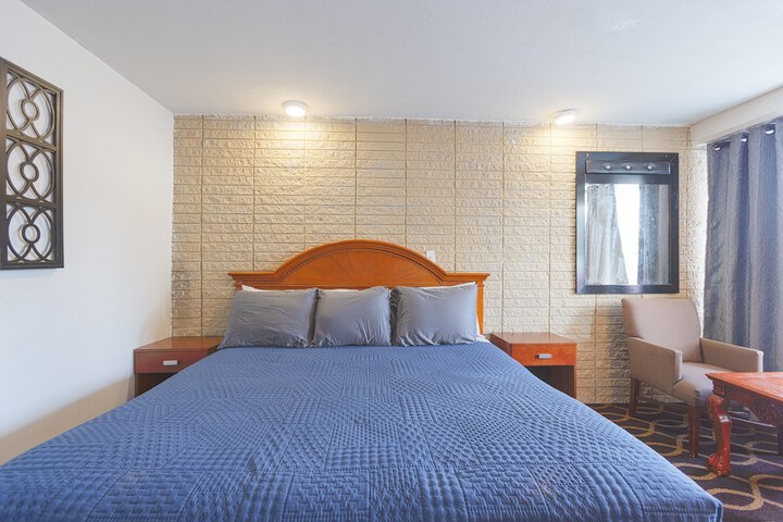 1 King Bed (2 of 12)