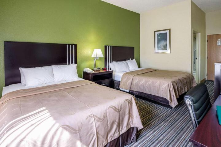 2 Queen Beds (2 of 4)