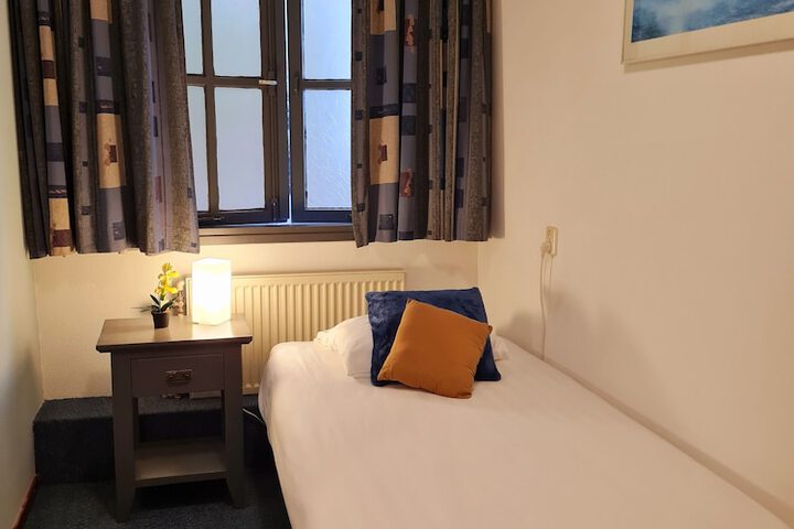 Room 5 of 76