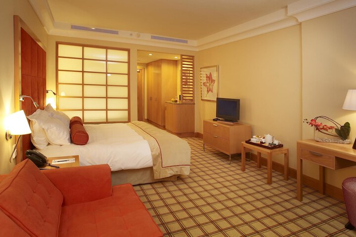 Room 6 of 74