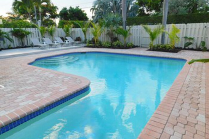 Image of Modern Monroe 4 / 2 for 10 Heated Pool