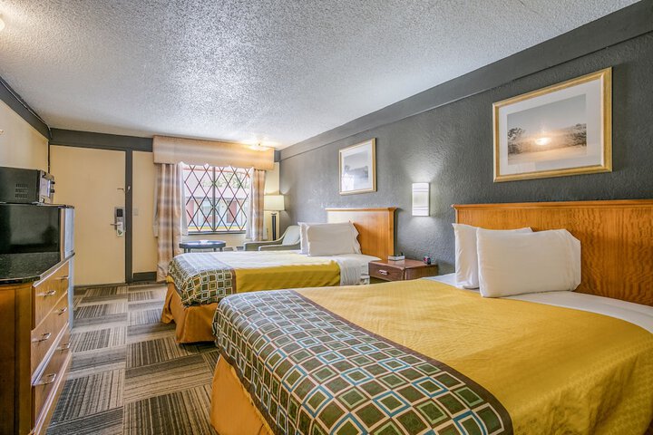 2 Double Beds (6 of 12)