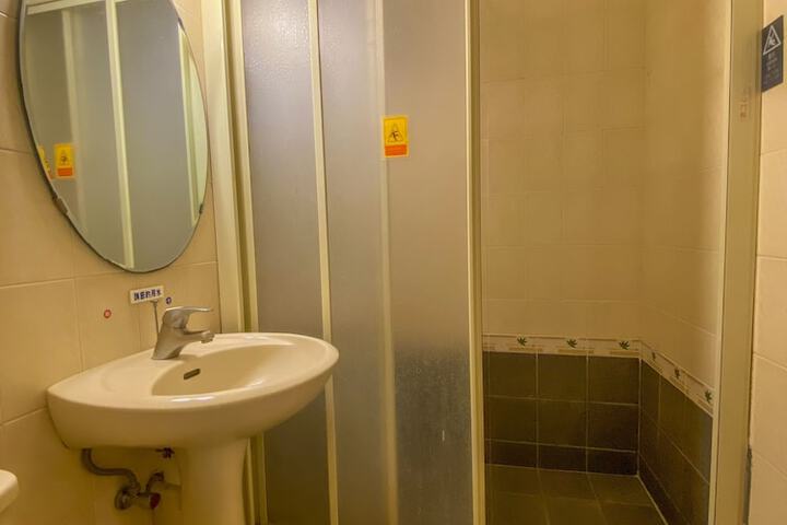 Room 25 of 53