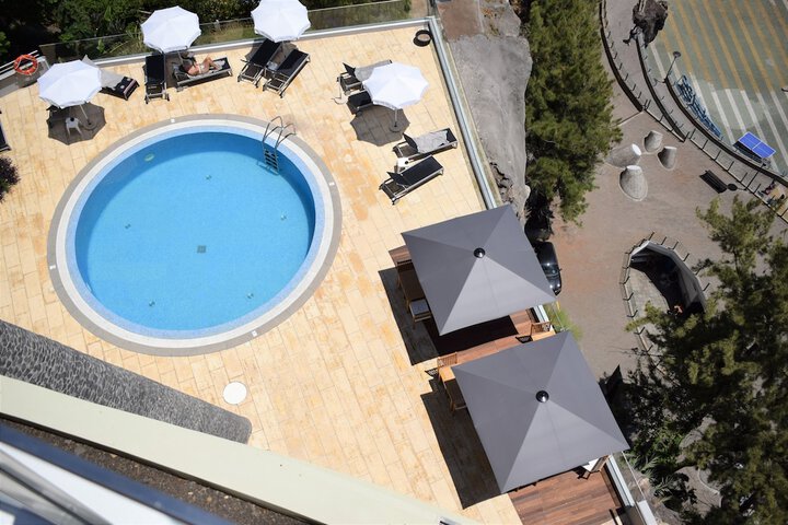 Pool 32 of 64