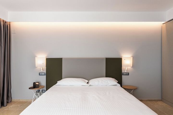 Room 10 of 27