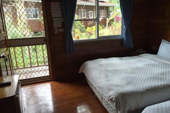 Room 5 of 8