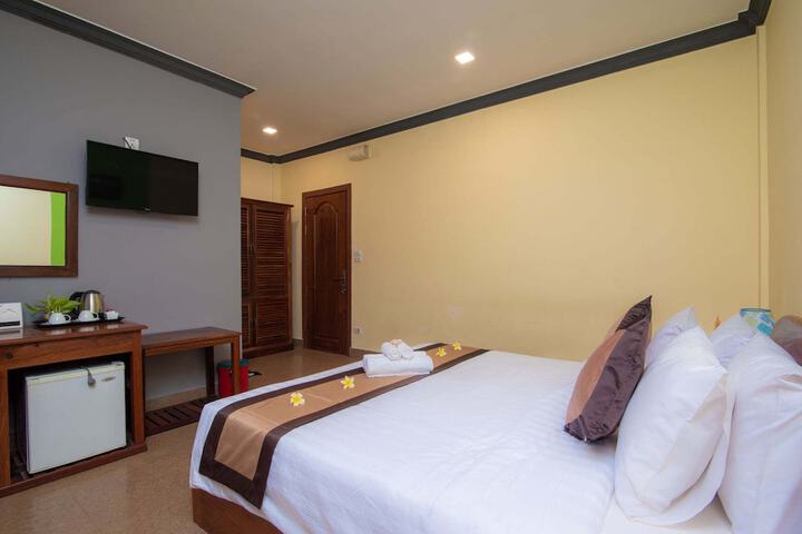 Room 2 of 10