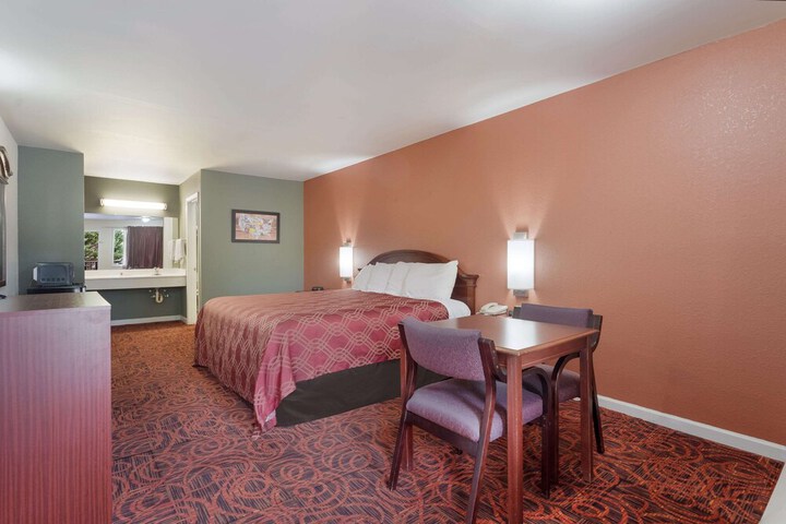 Room 15 of 33