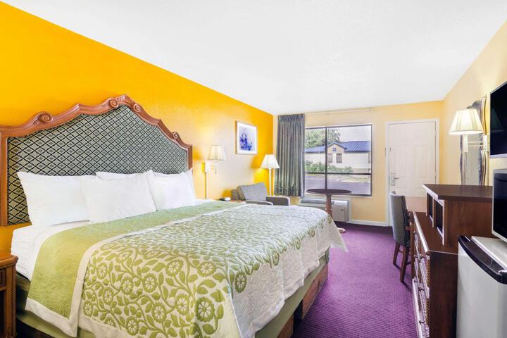 1 King Bed (5 of 9)