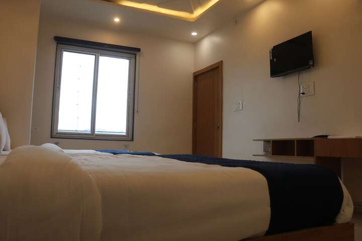 Room 4 of 8