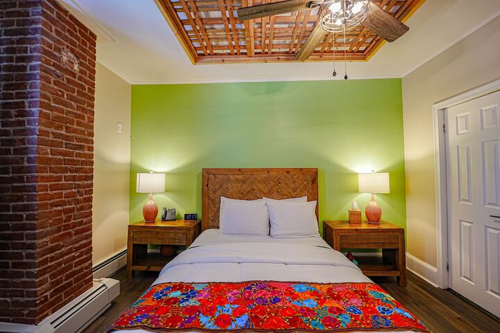 1 Queen Bed (3 of 40)
