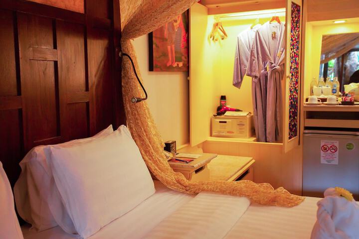 Room 33 of 221